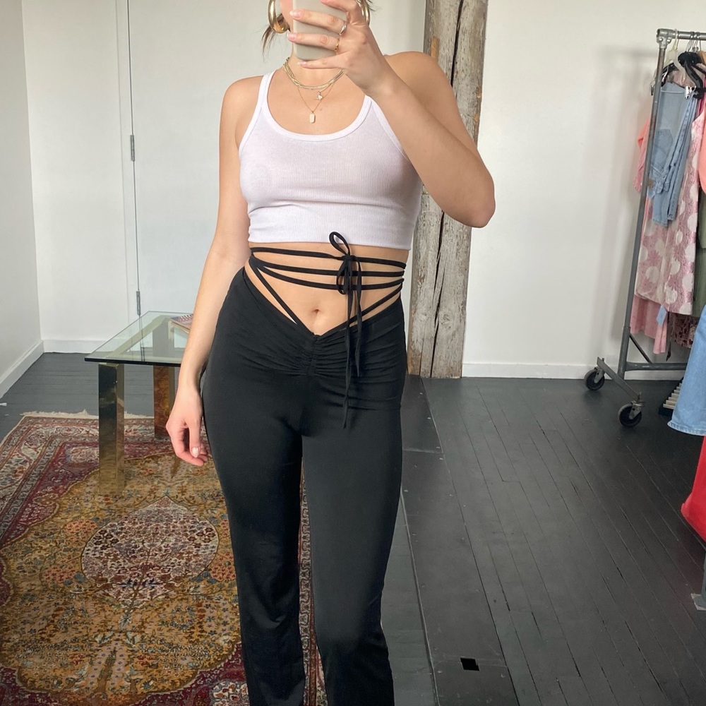 High waist super stretchy leggings V Waist. Size medium.